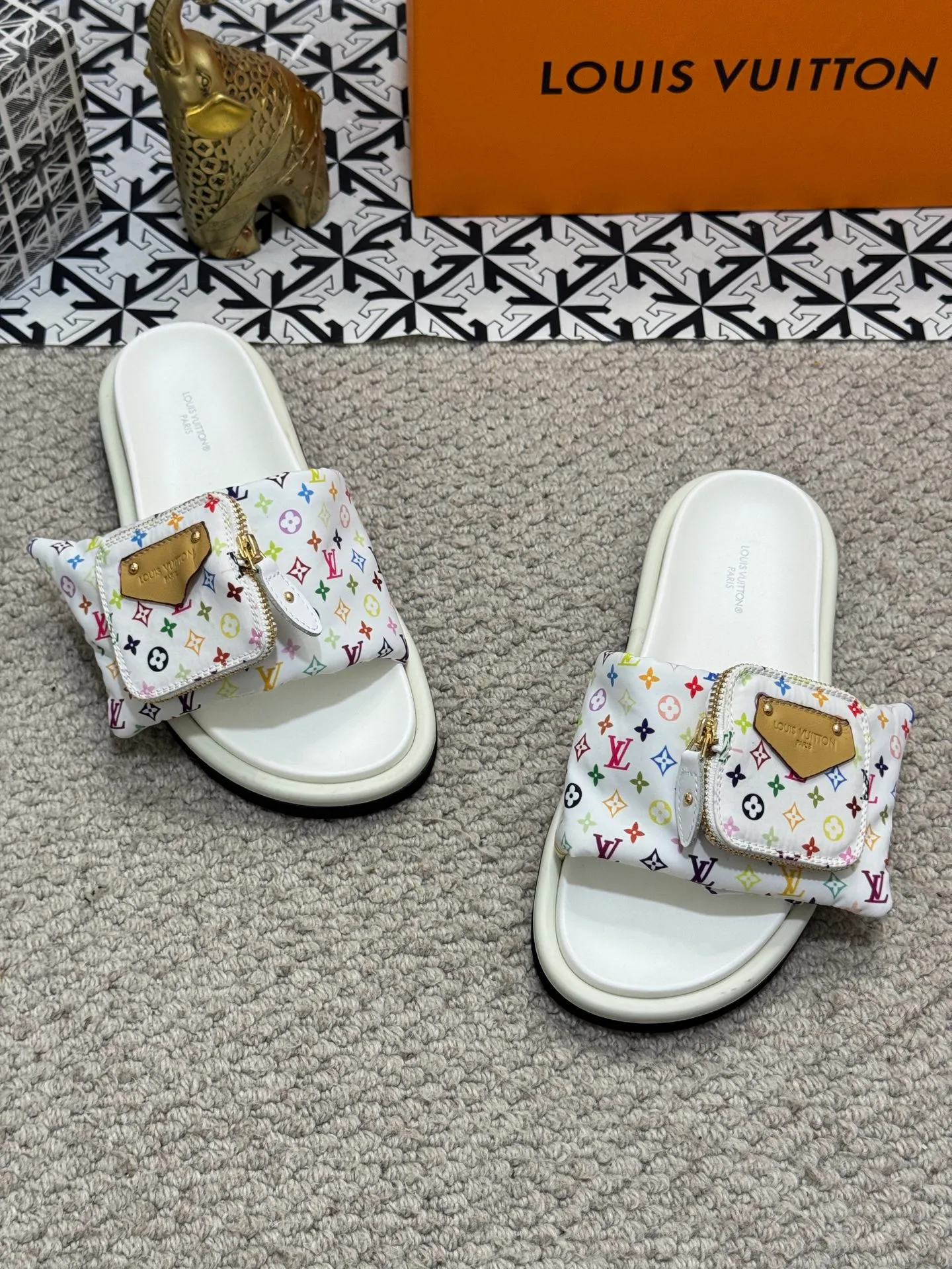 Men's shoes 💰400 [New style] 🦇🦇Top original order [Louis Vuitton] Couple style 👫Spring and summer style🎯🎯As an active family in the fashion industry ⭐ Lv is characterized by bold innovation ⚡Fabric down cloth🔥 Combined outsole, clean and tidy ⚡Fashionable and generous🌹Multiple colors available..Size: 36-44 (45 customized